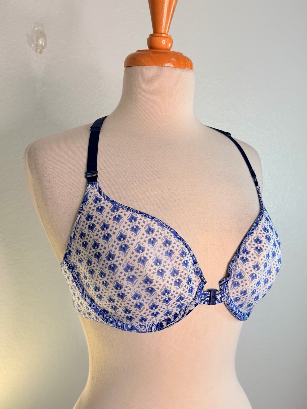 VICTORIA’S SECRET
Blue Patterned Front-Close Women's T-Shirt Bra